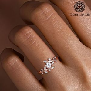 Bague de fiançailles Charm_Jewells pour femme en argent plaqué or 18 carats avec moissanite taille coussin, motif floral, sertissage à griffes, style classique - Product Image 2