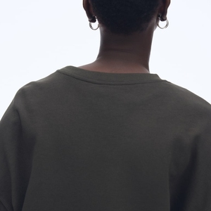 Pull à col roulé surdimensionné en tissu éponge avec logo sur le devant pour un confort doux, un style épuré et une utilisation quotidienne dans la garde-robe - Product Image 4