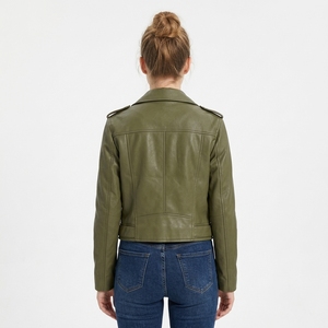 Proveedor mayorista profesional de chaquetas de motociclista para mujer en color verde oliva, de piel sintética, con cierre de cremallera y cuello vuelto. - Product Image 2