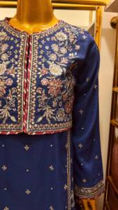 Pishwas brodé en viscose, robe bleue brodée ornée de volants en satin - Pantalon Anarkali en tissu identique au Pishwas - Product Image 2