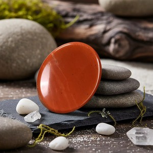 Pierre de méditation en jaspe rouge naturel poli en forme de goutte d'eau 45x35mm, pierre de paume pour la méditation, cadeau, vente en gros - Product Image 2