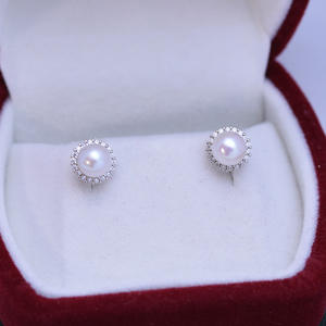 Boucles d'oreilles en perles rondes blanches d'eau douce de 6 à 7 mm avec croix en argent S925, presque parfaites, forte brillance - Product Image 4