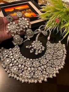 Conjunto de collar choker tradicional afgano con filigrana dorada, con detalles de piedras verde esmeralda, rubí y perlas blancas. - Product Image 3