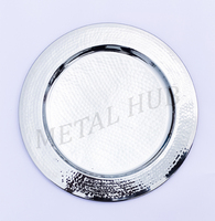 Assiette de présentation ronde en acier inoxydable martelé avec finition argentée brillante pour la présentation des plats