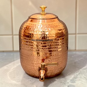 Grand pot à eau en cuivre avec robinet, provenant de l'exportation indienne internationale. (CUivre pur certifié) - Product Image 1