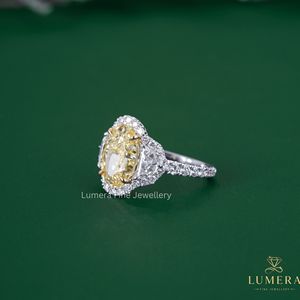 Bague de fiançailles en or blanc avec diamant jaune fantaisie ovale de laboratoire, diamants latéraux taille Cadillac, certifiée IGI, luxe nuptial - Product Image 4