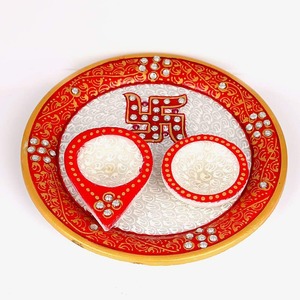 Magnifique plateau de prière (Pooja Thali) fait main en marbre blanc Makrana, décoré de motifs dorés de style Rajasthani, pour la décoration de la maison, Diwali, Ramadan, et les cérémonies de remise des diplômes. - Product Image 2