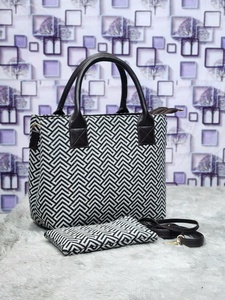 Sac à main à motif Urban Maze – Sac à main polyvalent et sac bandoulière avec pochette assortie - Product Image 3