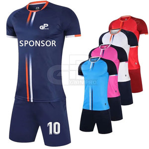 Ensemble uniforme de football pour hommes, maillot et short de haute qualité, tissu durable et performant pour les matchs et l'entraînement - Product Image 5