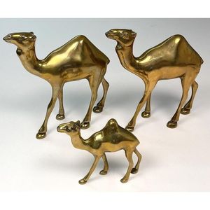 Figurine de chameau traditionnelle en laiton, décoration d'appoint pour table centrale, art animalier en métal pour l'aménagement des halls d'hôtel - Product Image 1