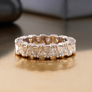 Bague d'éternité en or jaune 14K de 3,48 carats, taille Trillion, sertie de diamants de laboratoire VVS1 et VVS2, avec incrustation en sertissage canal. - Product Image 1