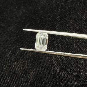 Luxira Jewels - Diamante Natural de Corte Esmeralda de 3.00 Ct, Color E, Certificado, Piedra Suelta para Anillos de Compromiso Personalizados de Lujo - Product Image 3