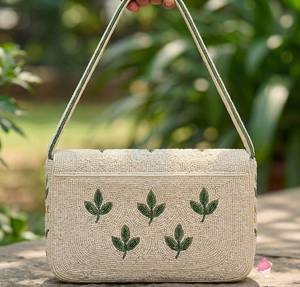 Sac à bandoulière artisanal perlé, motif floral et feuilles, vert botanique, détails tissés et boutons, usage quotidien, écologique, léger, style bohème - Product Image 3