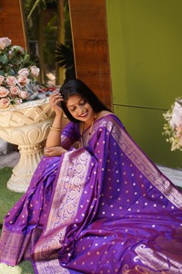 Sari Tradicional Indio de Seda Banarasi con Trabajo de Tejido Zari para Bodas y Eventos Festivos, Atuendo para Mujer - Product Image 4