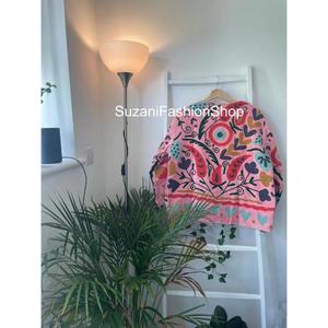 Veste unisexe rose brodée de fleurs Suzani, manches longues, col rond, longueur normale, en coton fait main, style printemps - Product Image 2