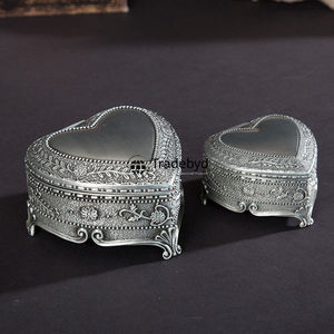 Boîte de rangement en métal sculptée sur mesure, élégante et décorative, par Tradebyd - Product Image 2