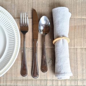 Anneaux de serviette vintage faits main en rotin tressé, décoratifs et écologiques, pour la mise en place de la table lors de mariages et de dîners. - Product Image 3