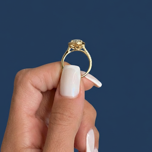 Bague de fiançailles en diamant de laboratoire certifié IGI 2,50 carats VVS2 F, taille poire, halo, or jaune 14K plaqué rhodium, vente en gros pour femmes - Product Image 3