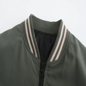 Chaqueta de béisbol bicolor personalizada, chaqueta bomber varsity blanca con mangas en contraste, abrigo informal con cremallera estilo streetwear. - Product Image 4