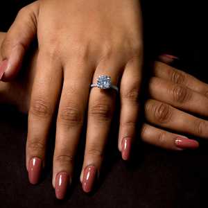 Anillo Solitario de Moissanita Redonda de 3 Quilates Hecho a Mano, Alternativa al Diamante en Oro Amarillo para Fabricantes de Joyas y Comerciantes Globales - Product Image 2