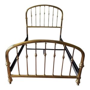 Base de Cama de Latón Inspirada en un Palacio de Lujo con Cabecera Decorativa para una Gran Configuración de Dormitorio - Product Image 6