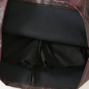 Falda de cuero de diseño elegante y calidad premium para mujer, con ajuste adaptable y material duradero para uso diario. - Product Image 4