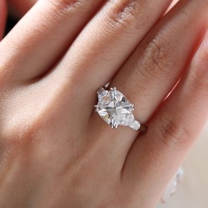 Anillo de cinco piedras con diamantes de laboratorio de corte antiguo, engaste de doble garra y piedras laterales de diamantes de laboratorio con corte de media luna y bala. - Product Image 1