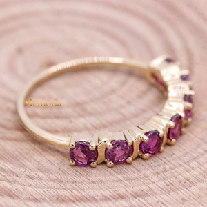 แหวนทองคำแท้ 14K สีเหลืองทองประดับทับทิมทรงกลมธรรมชาติแบบครึ่งวงแหวน Memoria Jewels ขายส่ง - Product Image 4