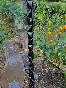 Chaîne de pluie géométrique en cuivre - Faite à la main, polie, design personnalisé pour une utilisation en extérieur, dans la maison ou dans le jardin - Product Image 5