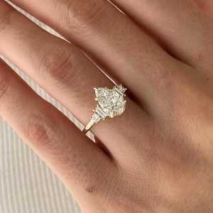 Bague de fiançailles à cinq pierres en diamant de laboratoire taille poire de 2 carats, bague de demande en mariage classique, certifiée IGI - Product Image 4