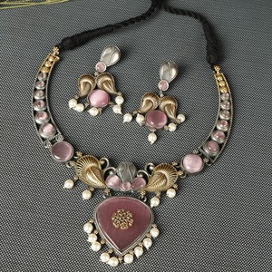 Conjunto de Collar y Pendientes de Novia con Piedra Rosa Monalisa, Bisel de Plata Oxidada y Oro de Dos Tonos, Perlas Colgantes, Estilo Bohemio, Corazón Étnico - Product Image 2