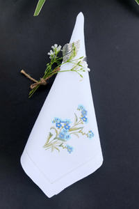 Linge pur lin avec broderie de narcisses, symbole de renouveau, idéal pour rafraîchir les espaces repas, les célébrations printanières et les tables élégantes. - Product Image 3