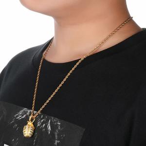 Colgante de granada de mano de moissanita brillante y llamativa, estilo hiphop, moderno y elegante, para hombre - Product Image 3