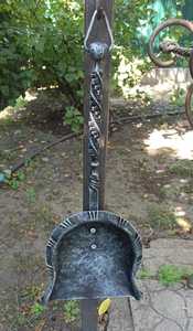 Recogedor de cenizas de metal forjado para chimenea: Decoración para el hogar con mango retorcido - Product Image 5
