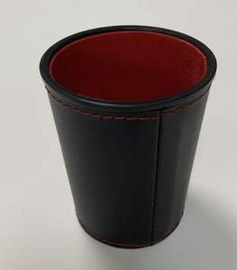 Copa de Dados Clásica Hecha a Mano en Cuero PU Moldeado con Soporte de Terciopelo Negro y Marrón - Product Image 1