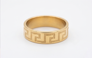 Anillo de banda con diseño de llave griega chapado en oro de 22 quilates clásico para hombre DIVYORO - Product Image 1