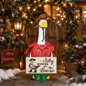 Décoration de jardin saisonnière : Statue de cowboy avec bandana rouge et oie pimbêche suspendue - Product Image 1