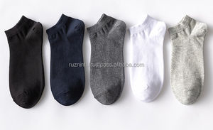 Chaussettes de performance à séchage rapide avec soutien amortissant et panneaux en maille pour le sport et l'entraînement quotidien - Product Image 5
