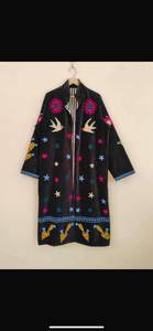 Vente en gros de manteaux longs en velours noir faits à la main avec des motifs sacrés, de l'amour, de oiseaux, du soleil, de cactus et d'étoiles - Product Image 5