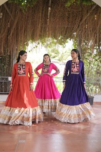 Vestido Tradicional de Diseñador con Bordado Kutchi Gamthi, Tela de Rayón Pesado, Listo para Usar, Especial para Navratri - Product Image 6