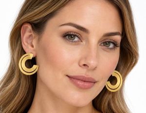 Boucles d'oreilles créoles tendance en alliage de cuivre et laiton plaqué or, style géométrique, pour homme et femme, idéales pour les soirées - Product Image 1