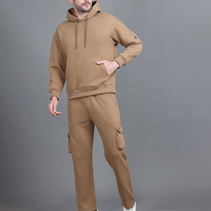 Conjunto Deportivo Profesional de Alta Calidad Personalizado para Hombre, Sudadera con Capucha y Pantalones Deportivos Color Caqui Camel con Bolsillos Tipo Cargo - Product Image 4