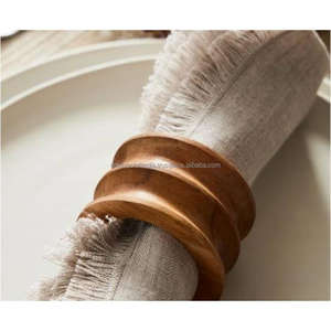 Anillos de Servilleta de Madera con Forma de Tambor Grabados con Líneas Rústicas |   Accesorios de Mesa Geométricos Hechos a Mano y Ecológicos para Fiestas y Cenas - Product Image 2