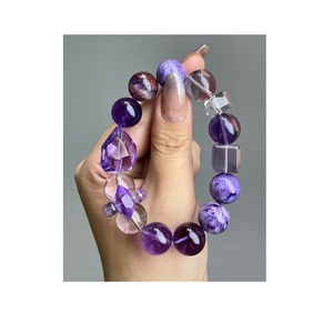 Pulsera de Resina Hecha a Mano Contemporánea con Efectos de Color Vibrantes, Accesorio de Moda Elegante para la Elegancia Diaria - Product Image 1