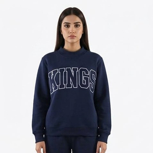 Sudadera de cuello alto azul marino para mujer con estampado de letras Kings en la parte delantera, corte regular, 100% poliéster, tejido de punto, para otoño/invierno. - Product Image 1
