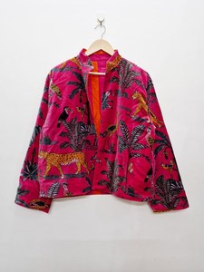 Blouson court bomber en velours imprimé jungle rose, manteau court imprimé animal, blazer élégant pour l'hiver - Product Image 2