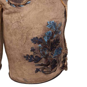 Pantalones cortos bávaros de cuero para hombre, estilo vintage, con bordado floral, cintura alta, con bolsillos decorativos y cinturón. - Product Image 3