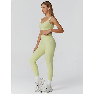 Ensemble de yoga pour femme : Soutien-gorge de sport à design froncé sur le devant, Leggings sculptants taille haute avec détails froncés, en Nylon Spandex sans couture, Tenue de sport - Product Image 3