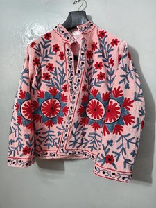 Chaqueta de terciopelo rosa estilo bohemio moderno, hecha a mano, con bordado floral Suzani, abrigo de invierno, blazer artesanal, prenda de alta costura. - Product Image 3