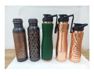 Tapa de botella de agua de cobre puro con diseño de diamante martillado personalizado de 1000ml, Juego de vasos único directo de la India para uso en gimnasio para hervir - Product Image 3